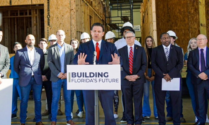 El gobernador de Florida, Ron DeSantis, habla con los periodistas el 2 de febrero sobre la necesidad de impulsar los derechos de los pacientes hospitalizados en una conferencia de prensa en la escuela de construcción de Santa Fe College en Gainesville, Florida. (Natasha Holt/The Epoch Times)
