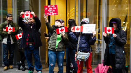 Neoyorquinos celebran manifestación en apoyo a camioneros canadienses