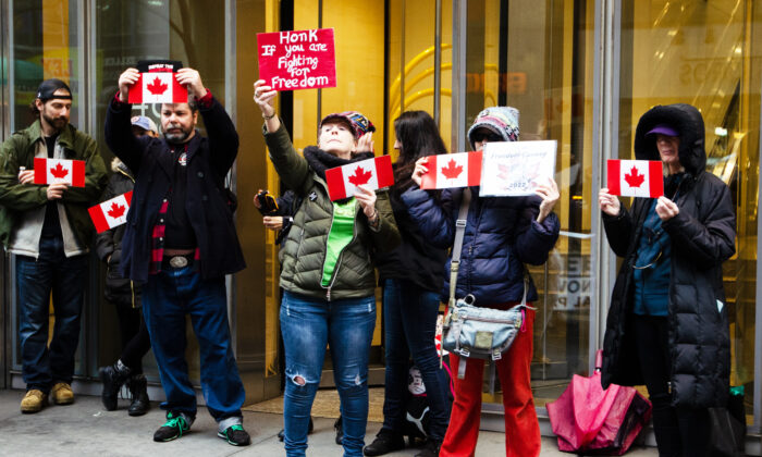 Los neoyorquinos se manifiestan en solidaridad con los camioneros canadienses frente al edificio del Consulado de Canadá en el centro de Manhattan el 22 de febrero de 2022. (Dave Paone/The Epoch Times)