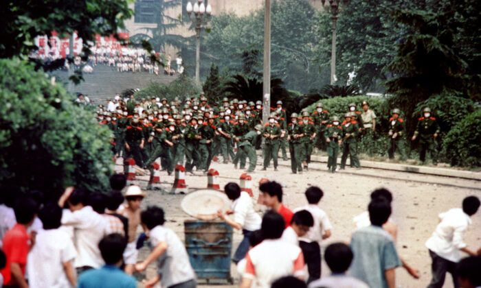 Ciudadanos y estudiantes chinos de Chengdu, capital de la provincia de Sichuan, arrojan piedras a la tropa el 4 de junio de 1989 durante los disturbios que siguieron a la proclamación de la marcialidad en la ciudad. Una serie de protestas prodemocráticas se desencadenaron tras la muerte, el 15 de abril, del exlíder del partido comunista Hu Yaobang. En una demostración de fuerza, los líderes chinos descargaron su furia y frustración contra los estudiantes disidentes y sus partidarios prodemocracia. (-/AFP a través de Getty Images)
