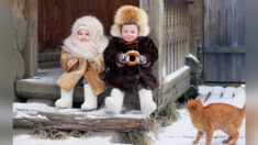 Fotógrafa retrata a niños con adorables abrigos de piel que parecen pequeños muñecos rusos