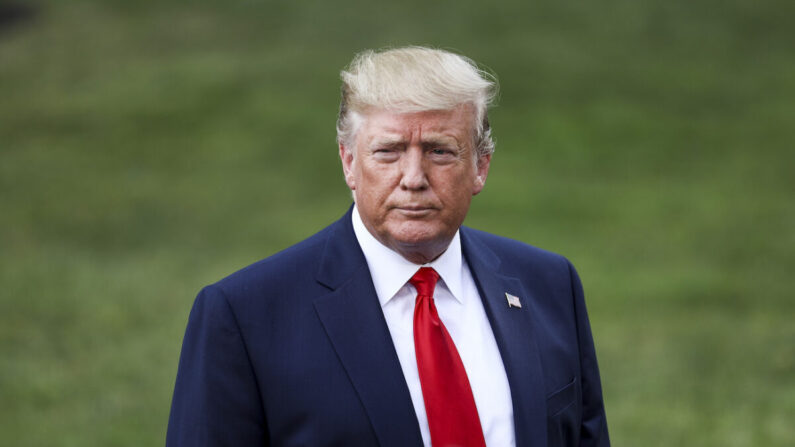 El entonces presidente Donald Trump habla con los medios de comunicación antes de subir al Marine One camino de Ohio, en el jardín sur de la Casa Blanca, en Washington, el 1 de agosto de 2019. (Charlotte Cuthbertson/The Epoch Times)