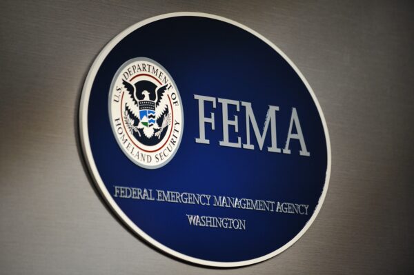 El logotipo de la Agencia Federal para el Manejo de Emergencias (FEMA) en su sede en Washington, en esta foto de archivo. (Mandel Ngan/AFP vía Getty Images)
