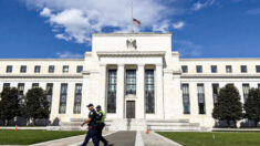 Fed endurece restricciones para negociaciones de funcionarios tras escándalo ético