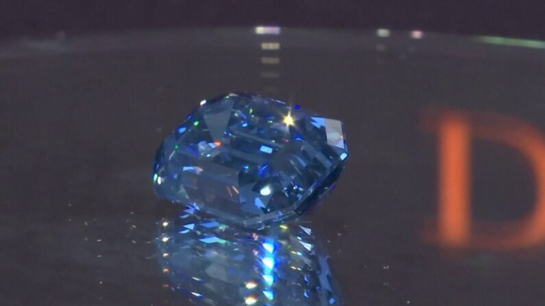 El mayor y más valioso diamante azul que se haya encontrado se subastará en Sotheby's Hong Kong (Captura de pantalla video  / Reuters)