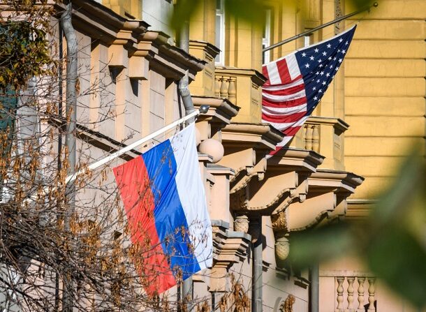 Una bandera rusa ondea junto al edificio de la embajada de Estados Unidos, en Moscú, el 22 de octubre de 2018. (Mladen Antonov/AFP/Getty Images)