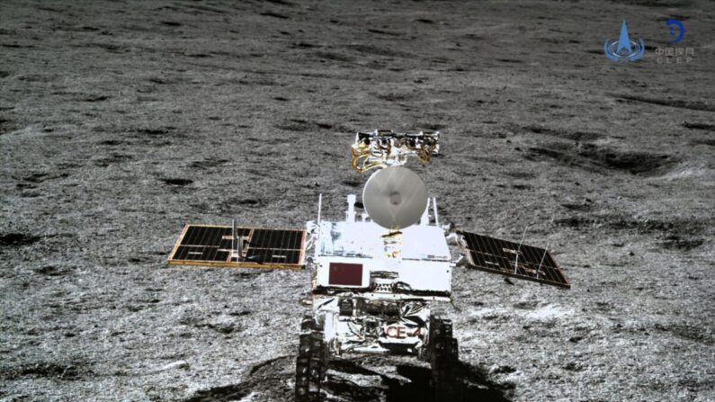 El rover lunar Yutu-2 es visto por la sonda lunar Chang'e-4 en la cara más lejana de la Luna en esta foto publicada por la Administración Nacional del Espacio de China (CNSA) a través de CNS el 11 de enero de 2019. China buscará establecer un día una base lunar internacional, posiblemente utilizando la tecnología de impresión 3D para construir instalaciones, dijo la agencia espacial china el 14 de enero, semanas después de aterrizar el rover en el lado lejano de la luna. (Administración Espacial Nacional de China/AFP vía Getty Images)