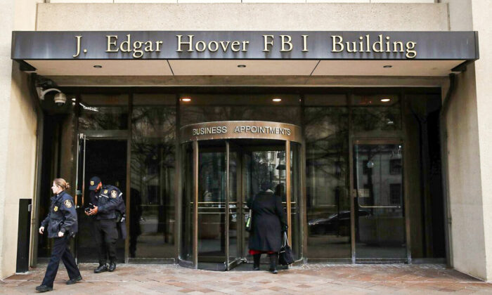 Los agentes de la ley salen del edificio del FBI J. Edgar Hoover en Washington, el 28 de enero de 2019. (Mark Wilson/Getty Images)