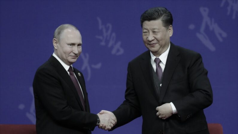 El presidente ruso Vladimir Putin, a la izquierda, estrecha la mano del presidente chino Xi Jinping, a la derecha, durante la ceremonia de la Universidad de Tsinghua, en el Palacio de la Amistad el 26 de abril de 2019 en Beijing, China. (Kenzaburo Fukuhara - Pool/Getty Images)