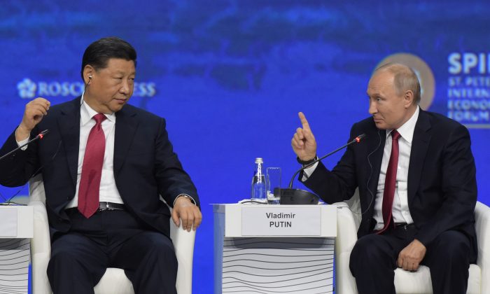 El líder chino Xi Jinping y el presidente ruso Vladimir Putin asisten al Foro Económico Internacional de San Petersburgo, en San Petersburgo, el 7 de junio de 2019. (Olga Maltseva/AFP/Getty Images)