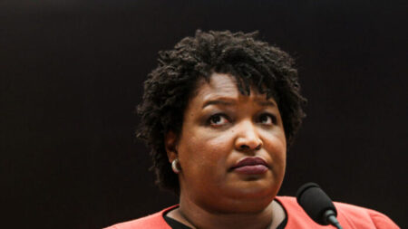 Stacey Abrams se disculpa por estar sin mascarilla en una habitación llena de niños con mascarillas