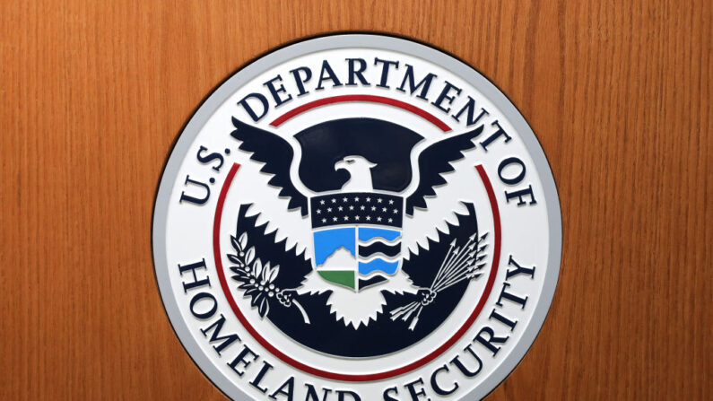 El emblema del Departamento de Seguridad Nacional en el edificio Ronald Reagan, en Washington, D.C., el 21 de agosto de 2019. (Chip Somodevilla/Getty Images)
