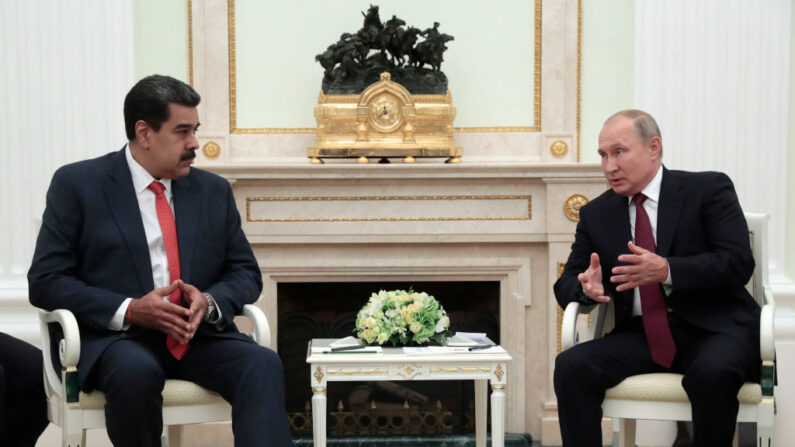 El presidente ruso Vladimir Putin (R) habla con el líder venezolano Nicolás Maduro durante su reunión en el Kremlin en Moscú el 25 de septiembre de 2019. (SERGEI CHIRIKOV/AFP vía Getty Images)