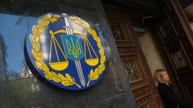 Una mujer sale de las oficinas del Fiscal General de Ucrania en Kiev, Ucrania, el 2 de octubre de 2019. (Sean Gallup/Getty Images)
Anti-corruption workers in Ukraine counter that the Obama administration, as well as other western governments, demanded Ukraine fire Shokin because Shokin was in fact impeding anti-corruption efforts.    (Photo by Sean Gallup/Getty Images)