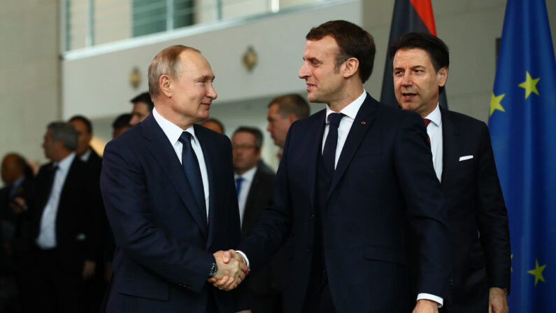 El presidente francés, Emmanuel Macron (C), saluda al presidente ruso, Vladímir Putin (I), mientras llegan para una foto de familia en la Cancillería el 19 de enero de 2020 en Berlín, Alemania. (Emmanuele Contini/Getty Images)