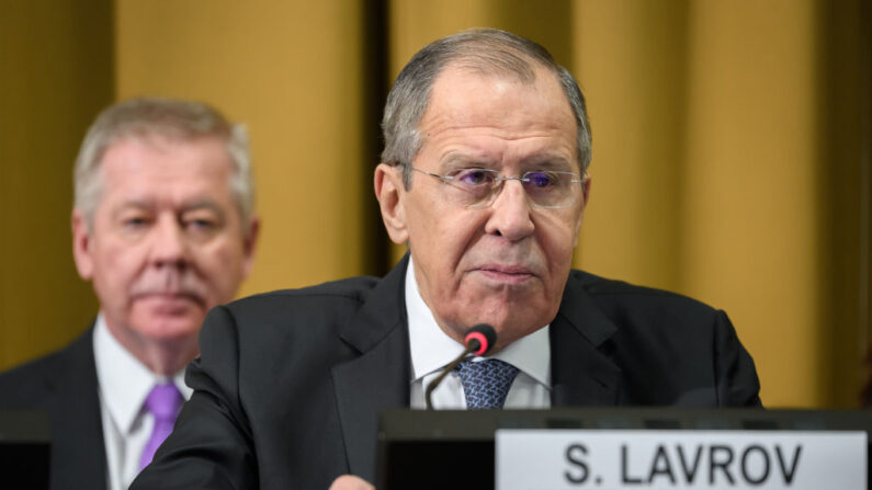 El ministro de Asuntos Exteriores ruso, Serguei Lavrov (R), se dirige a la Conferencia de Desarme de la ONU junto al embajador ruso Gennady Gatilov el 25 de febrero de 2020 en Ginebra. (FABRICE COFFRINI/AFP vía Getty Images)