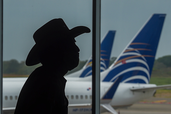 Una persona se observa en el aeropuerto internacional de Tocumen, en Ciudad de Panamá, el 8 de mayo de 2020. (LUIS ACOSTA/AFP vía Getty Images)