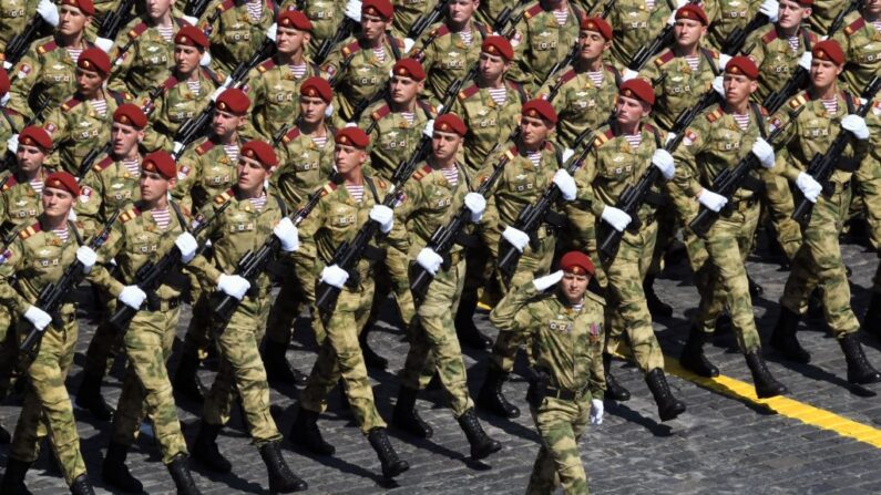 Un batallón de la Guardia Nacional (División de Fuerzas Especiales Separadas) marcha durante un desfile militar del Día de la Victoria en la Plaza Roja que marca el 75º aniversario de la victoria en la Segunda Guerra Mundial, el 24 de junio de 2020 en Moscú, Rusia.(Evgeny Biyatov - Host Photo Agency vía Getty Images )