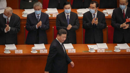 El PCCh es un “enfermo terminal”: Autor dice que problemas internos chinos podrían llevar a golpe de estado