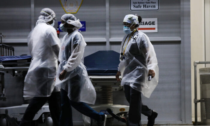 Los trabajadores médicos caminan fuera de un área especial de coronavirus en el Centro Médico Maimonides en el vecindario Borough Park del distrito de Brooklyn de la ciudad de Nueva York el 26 de mayo de 2020. (Spencer Platt/Getty Images)