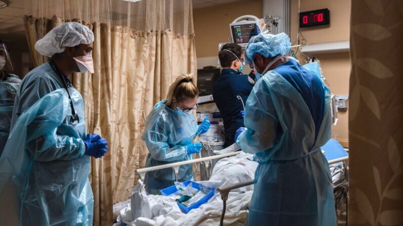 Empleados de la salud atienden a un paciente con COVID-19 en el Centro Médico Providence St. Mary en Apple Valley, California, el 11 de enero de 2021. (Ariana Drehsler/AFP/Getty Images)