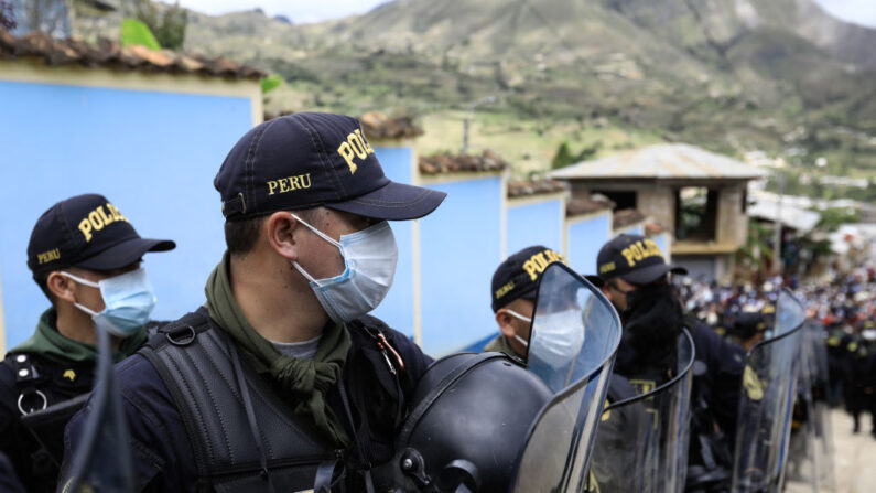 Oficiales de policía hacen guardia fuera del centro de votación del candidato presidencial, Pedro Castillo de Perú Libre, el 6 de junio de 2021 en Chota, Perú. (Angela Ponce/Getty Images)