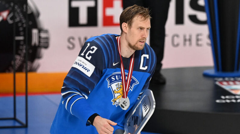 El delantero finlandés Marko Anttila (de) reacciona tras recibir la medalla de plata y el premio después del partido final del Campeonato Mundial de Hockey sobre Hielo Masculino de la IIHF entre Finlandia y Canadá en el Arena Riga en Riga, Letonia, el 5 de junio de 2021. (Gints Ivuskans / AFP vía Getty Images)