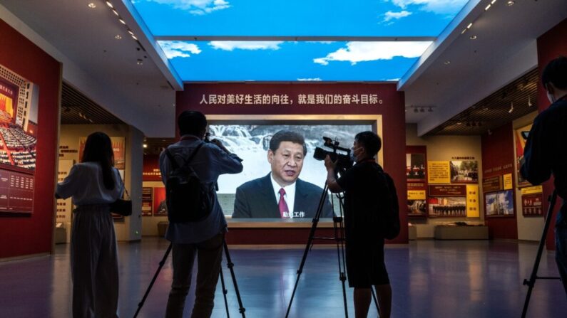 Periodistas y otras personas filman junto a una gran pantalla que muestra al presidente del Partido Comunista, Xi Jinping, en el recién construido Museo del Partido Comunista de China el 25 de junio de 2021 en Beijing, China. (Foto de Kevin Frayer/Getty Images)