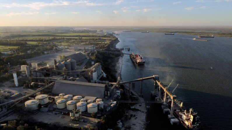 Un buque de carga se llena de granos en Puerto General San Martín en el río Paraná, cerca de Rosario, Santa Fe, Argentina el 22 de agosto de 2021. (JUAN MABROMATA/AFP vía Getty Images)