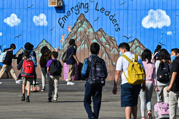 Estudiantes caminan hacia sus aulas en una escuela secundaria pública en Los Ángeles, California, el 10 de septiembre de 2021. (Robyn Beck/AFP vía Getty Images)