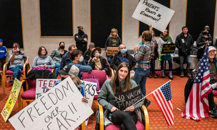 Los manifestantes contra la orden de vacunación se reúnen durante una reunión de la junta de las Escuelas Públicas de Portland para discutir un mandato de vacunación propuesto para los estudiantes en Portland, Oregón, el 26 de octubre de 2021. (Nathan Howard/Getty Images)