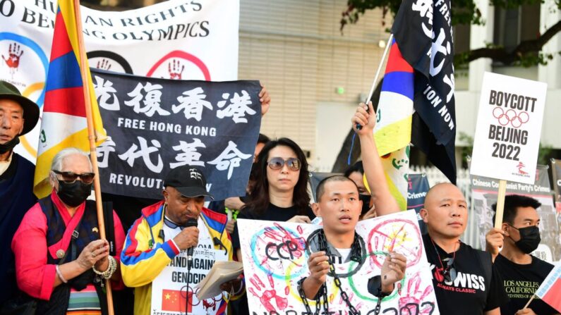 Activistas se manifiestan frente al Consulado de China, pidiendo el boicot de los Juegos Olímpicos de Invierno de Beijing 2022 debido a la preocupación por el historial de derechos humanos de China, en Los Ángeles, California, el 3 de noviembre de 2021. (Frederic J. Brown/Getty Images)