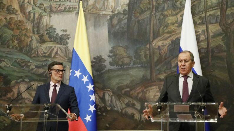 El ministro de Asuntos Exteriores ruso, Sergei Lavrov (D), y su homólogo venezolano, Félix Plasencia, ofrecen una rueda de prensa conjunta tras sus conversaciones en Moscú el 8 de noviembre de 2021. (YURI KOCHETKOV/POOL/AFP 
a través de Getty Images)