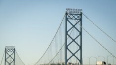 Michigan cierra puente a Canadá durante las protestas encabezadas por camioneros