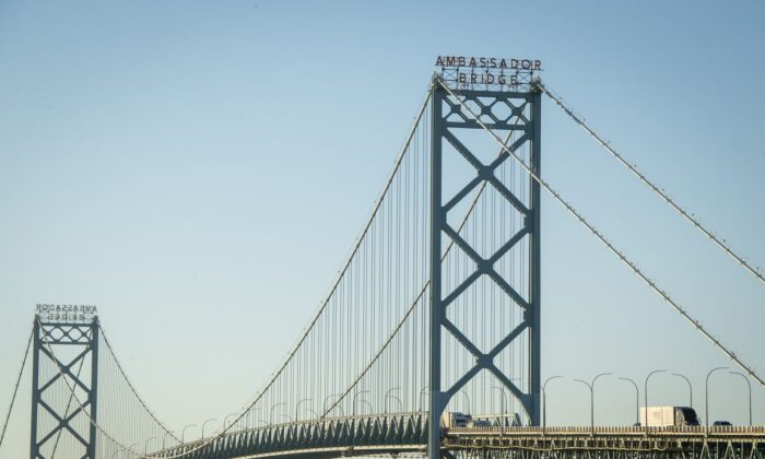 Vehículos cruzan el puente Ambassador, en Detroit, Michigan, el 8 de noviembre de 2021. (Nic Antaya/Getty Images)

