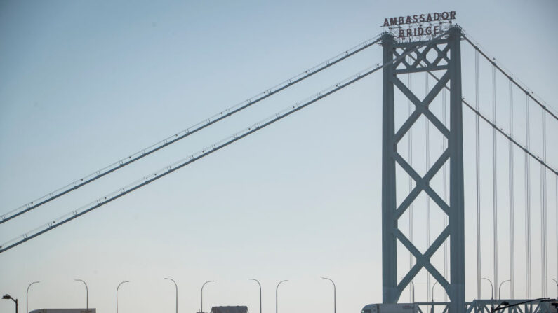 Los vehículos cruzan el puente Ambassador que conecta Detroit y Windsor, Canadá, el 8 de noviembre de 2021 en Detroit, Michigan. (Nic Antaya/Getty Images)