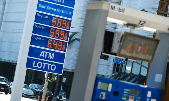 Precios de la gasolina en una estación de servicios de Los Ángeles el 24 de noviembre de 2021. (Chris Delmas/AFP vía Getty Images)