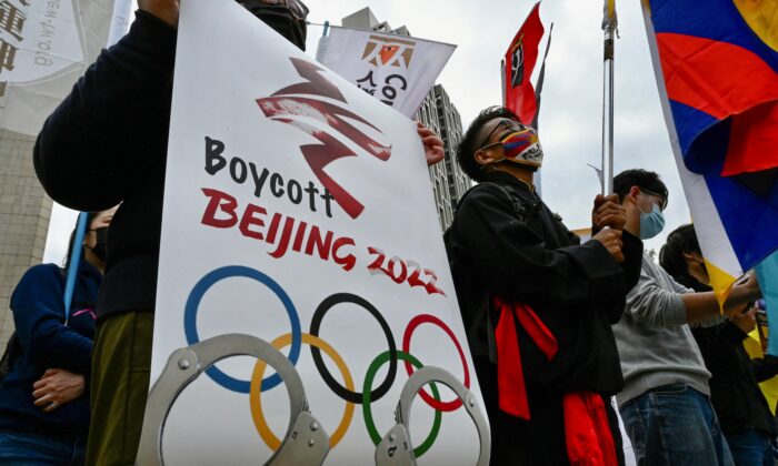 Activistas de derechos humanos sostienen pancartas mientras protestan en Taipei contra los Juegos Olímpicos de Pekín 2022 para conmemorar el Día de los Derechos Humanos el 10 de diciembre de 2021. (Sam Yeh/AFP a través de Getty Images)