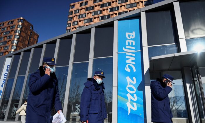 Guardias de seguridad patrullan la villa de los Juegos Olímpicos de Invierno de Beijing 2022 el 24 de diciembre de 2021. (Jade Gao/AFP vía Getty Images)