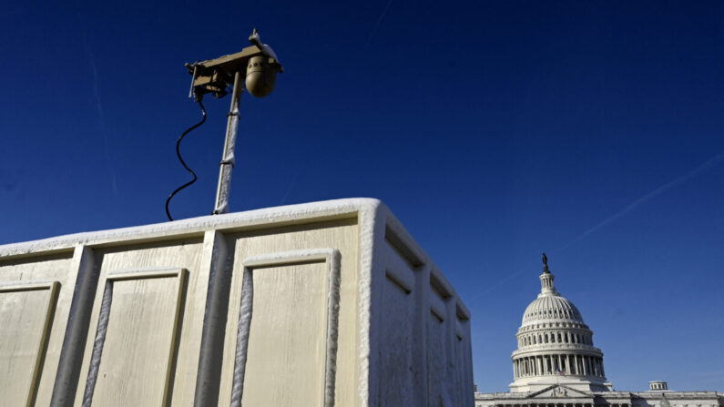 Cámaras de vigilancia recién instaladas se colocan cerca del edificio del Capitolio de EE.UU. el 4 de enero de 2022 en Washington, DC. (OLIVIER DOULIERY/AFP vía Getty Images)