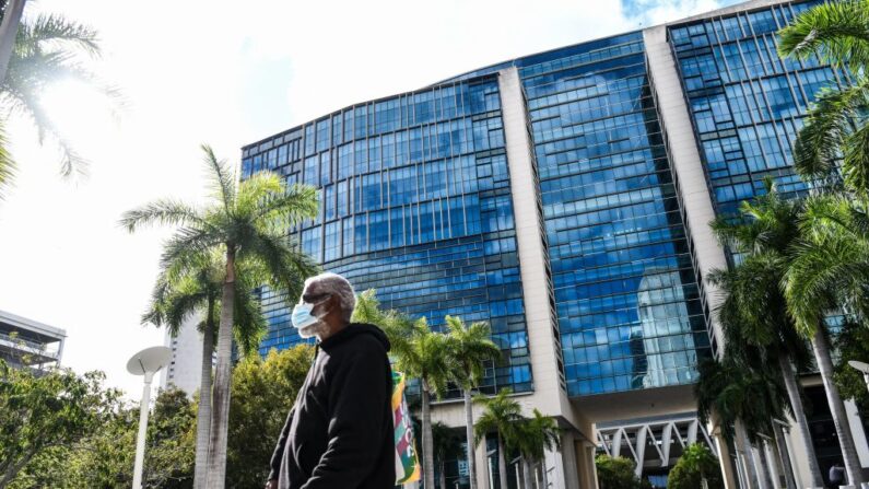 Un hombre pasa por delante de la Corte Federal de Estados Unidos Wilkie D. Ferguson Jr., en Miami, Florida, el 4 de enero de 2022. (CHANDAN KHANNA/AFP vía Getty Images)