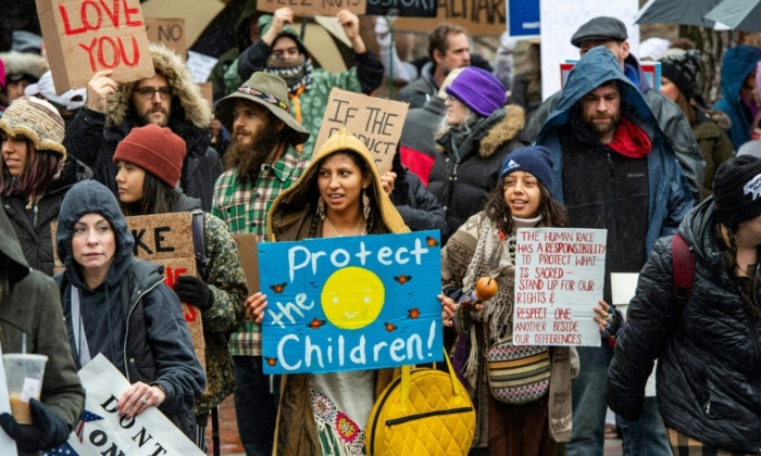 Manifestantes protestan contra el requisito obligatorio de mascarillas, las órdenes de vacunación y los pasaportes de vacunación, incluyendo algunos que apoyan la administración voluntaria de vacunas, en la State House de Boston, Massachusetts, el 5 de enero de 2022. (JOSEPH PREZIOSO/AFP vía Getty Images)