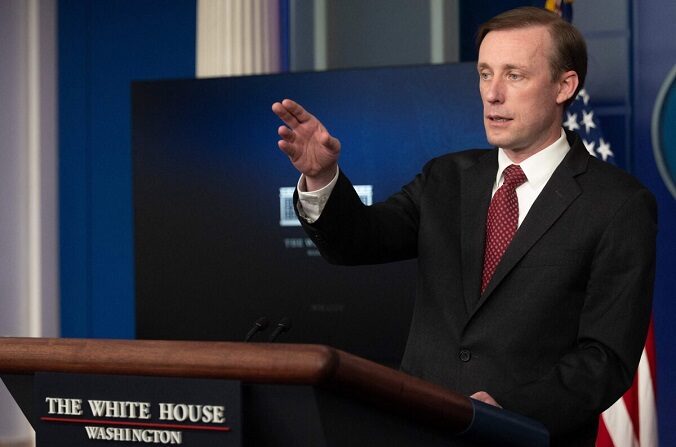 El asesor de seguridad nacional de la Casa Blanca, Jake Sullivan, habla durante la sesión informativa diaria en la Casa Blanca en Washington, el 13 de enero de 2022. (Jim Watson/AFP vía Getty Images)