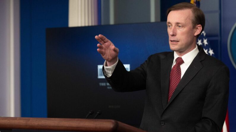 El asesor de seguridad nacional de la Casa Blanca, Jake Sullivan, habla durante la sesión informativa diaria en la Casa Blanca en Washington, DC, el 13 de enero de 2022. (Jim Watson / AFP vía Getty Images)