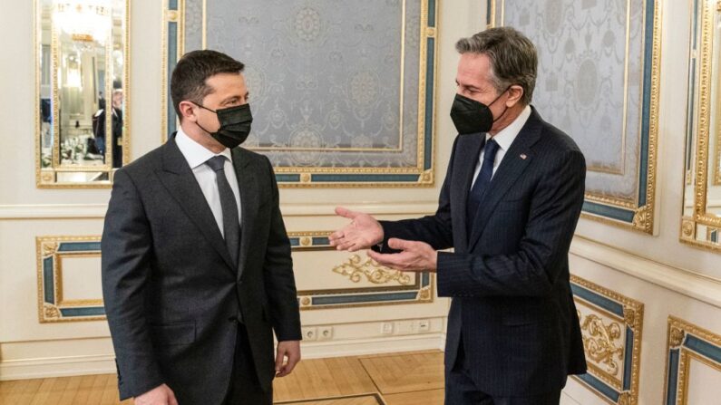 El Secretario de Estado estadounidense, Antony Blinken (de), habla con el presidente ucraniano Volodymyr Zelensky antes de su reunión en el Bankova, en Kiev, el 19 de enero de 2022. (Alex Brandon / POOL / AFP vía Getty Images)