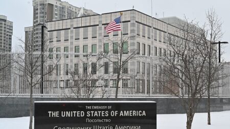 Estados Unidos cierra embajada en Kiev mientras líder de Ucrania advierte sobre invasión inminente