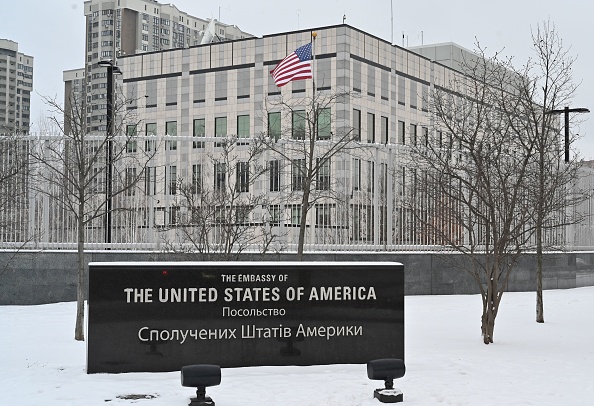 Una fotografía muestra el edificio de la Embajada de EE.UU. en Kiev, el 24 de enero de 2022. (Foto de SERGEI SUPINSKY/AFP a través de Getty Images)