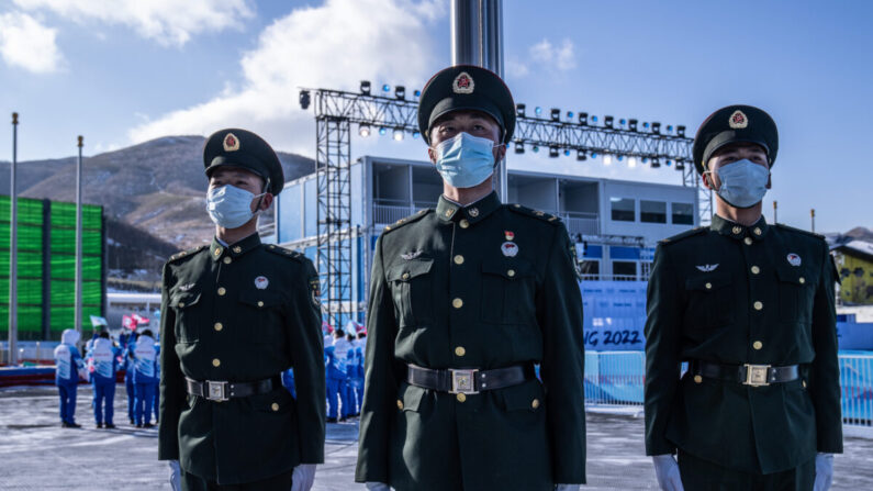 Soldados del Ejército Popular de Liberación ensayan un ejercicio de izado de bandera en la plaza de medallas de la villa olímpica de Zhangjiakou, China, el 25 de enero de 2022. (Carl Court/Getty Images)