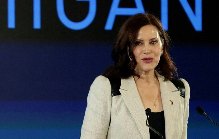 La gobernadora de Michigan, Gretchen Whitmer, habla en un acto en el que General Motors anunció una inversión de más de 7000 millones de dólares en cuatro plantas de fabricación de Michigan el 25 de enero de 2022 en Lansing, Michigan. (JEFF KOWALSKY/AFP vía Getty Images)