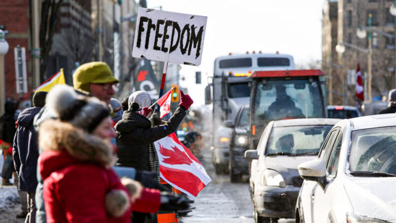 Simpatizantes del Convoy de la Libertad protestan contra los mandatos y restricciones relacionados al COVID-19 frente al Parlamento de Canadá, en Ottawa, Canadá, el 28 de enero de 2022. (Dave Chan/AFP vía Getty Images)